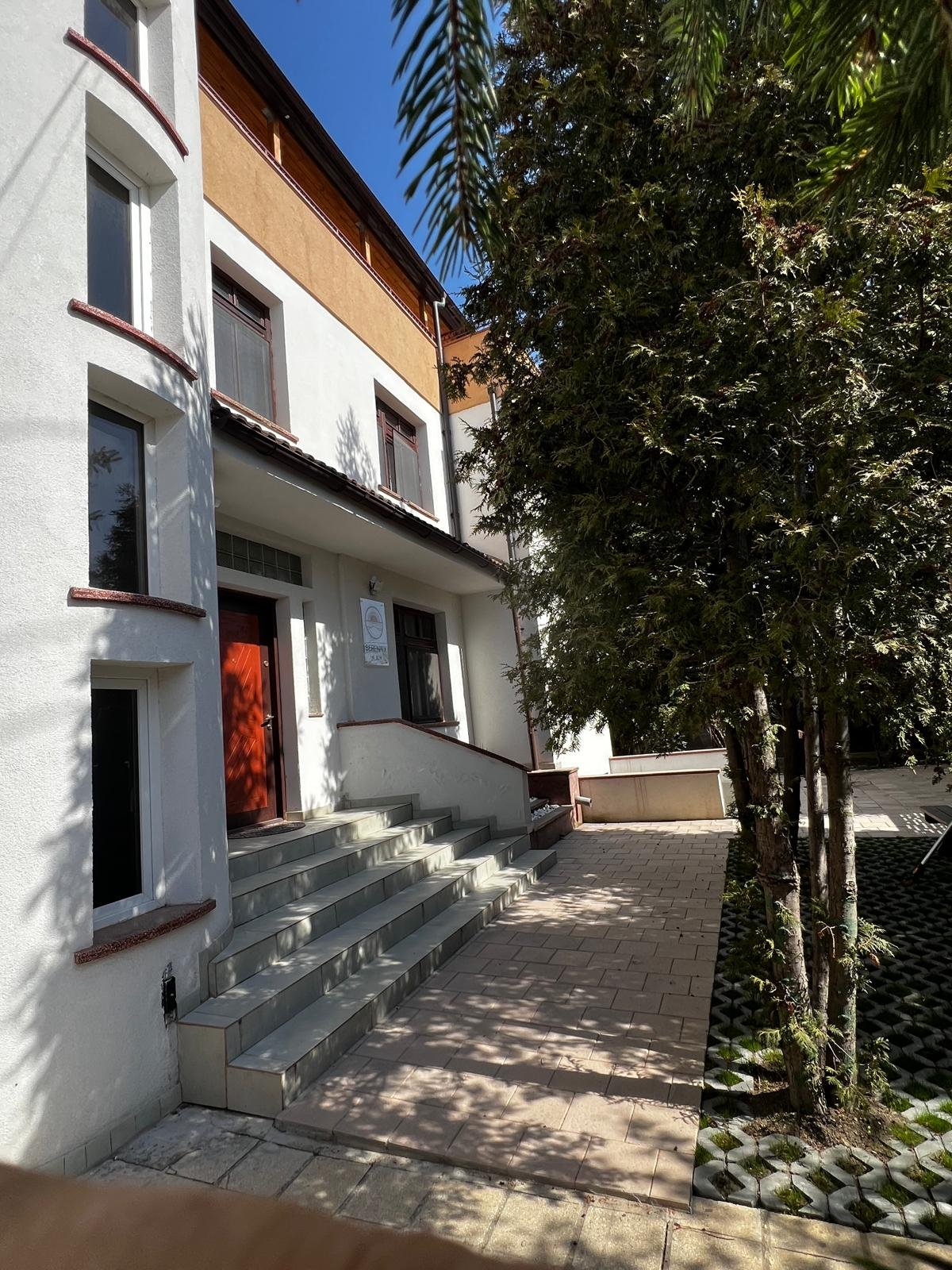 camera de hotel fotografiata needitat, lumina amestecata
