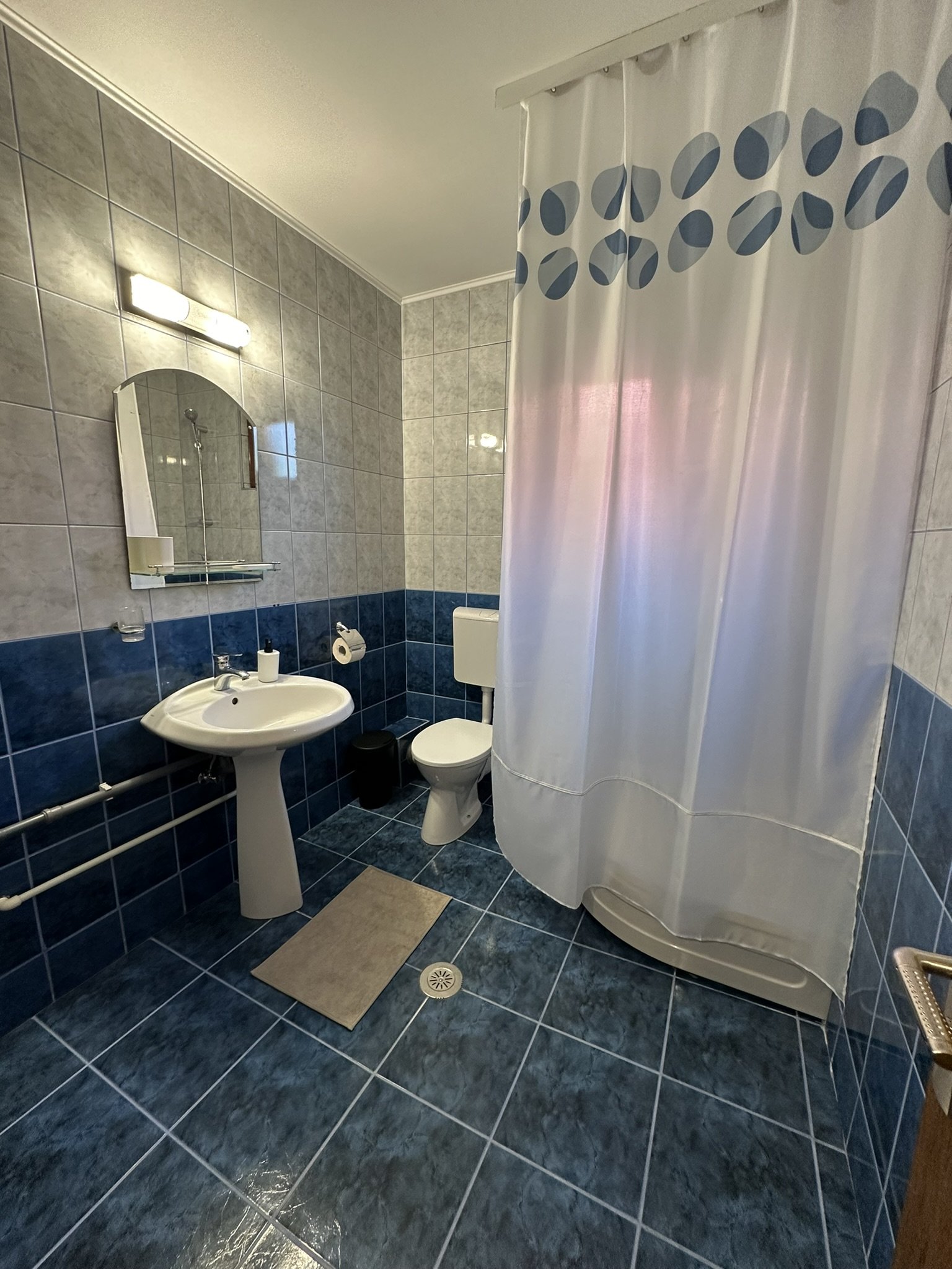 camera de hotel fotografiata needitat, lumina amestecata