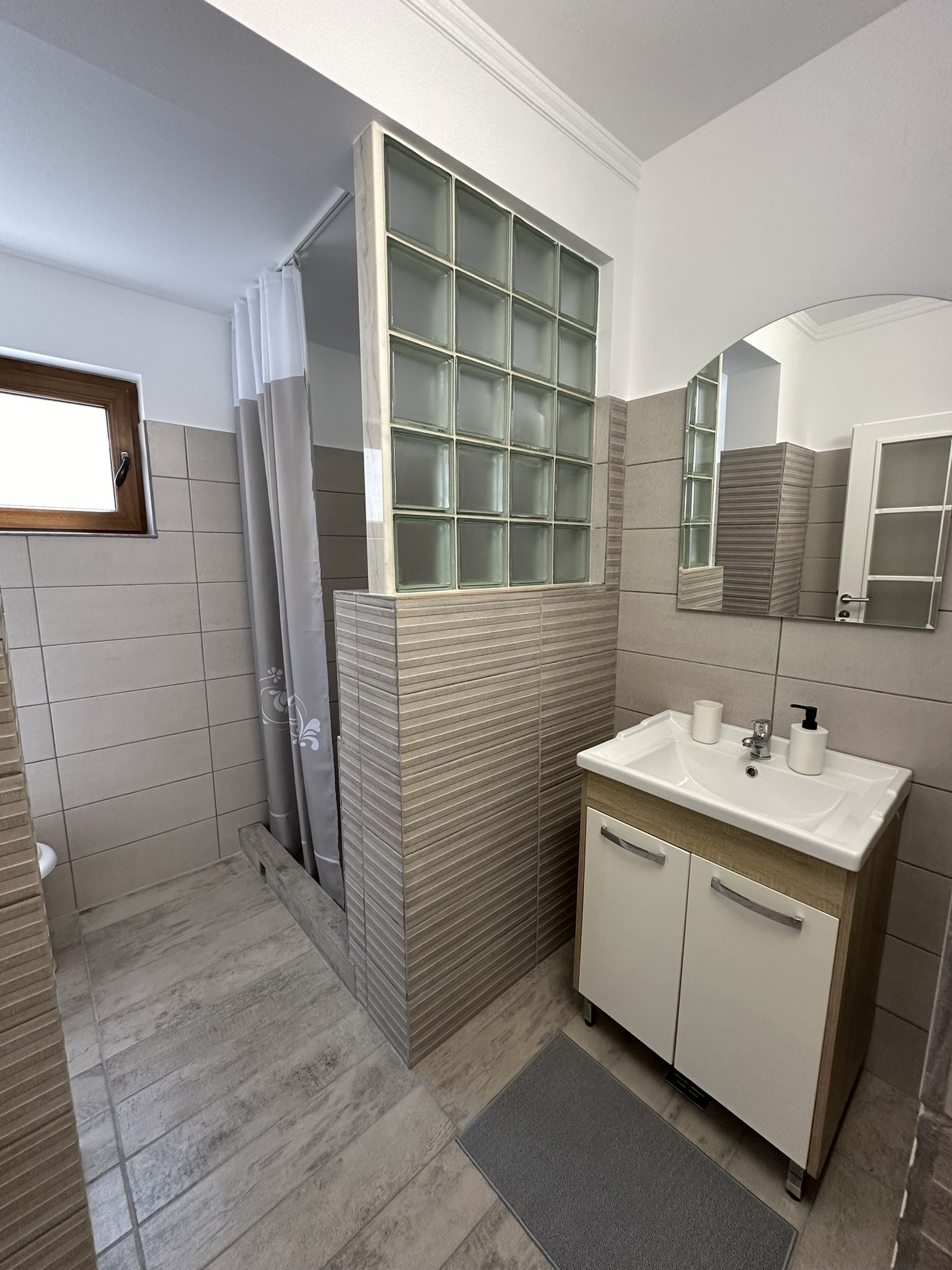 camera de hotel needitata, linii verticale usor inclinate