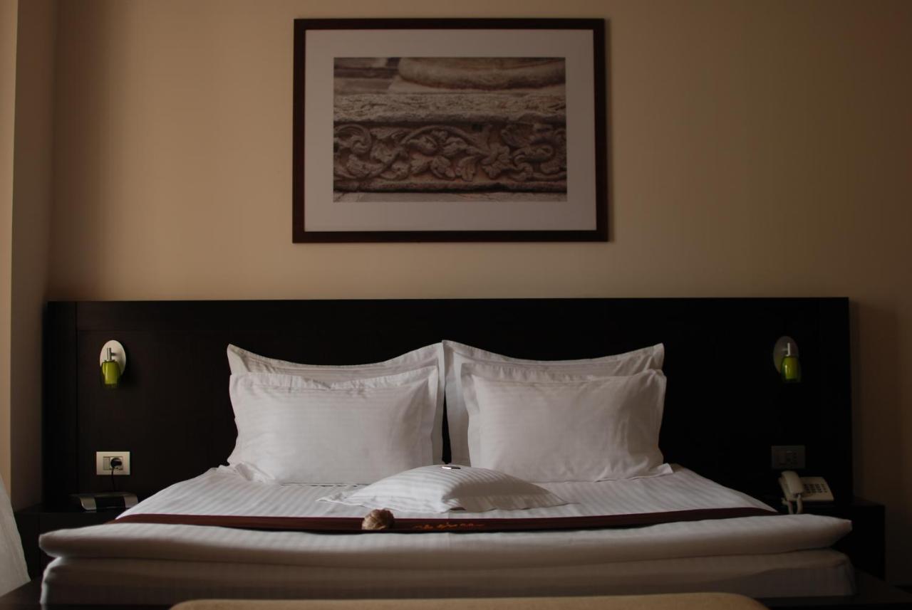 Fotografie hotel Brasov inainte de editare