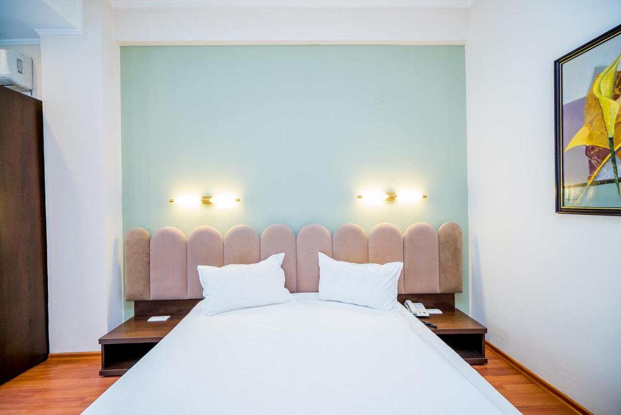 Fotografie hotel Bucuresti inainte de editare