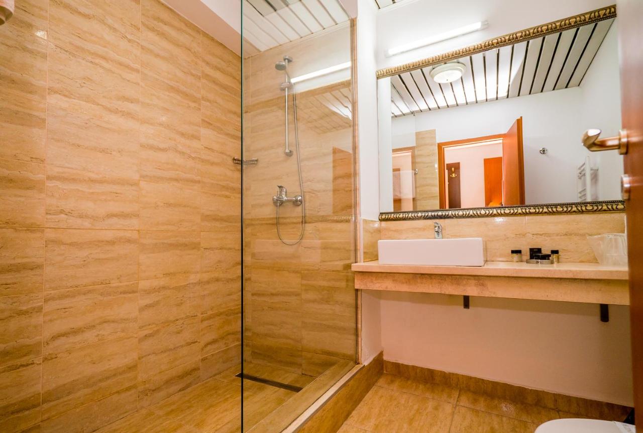 Fotografie hotel Bucuresti inainte de editare