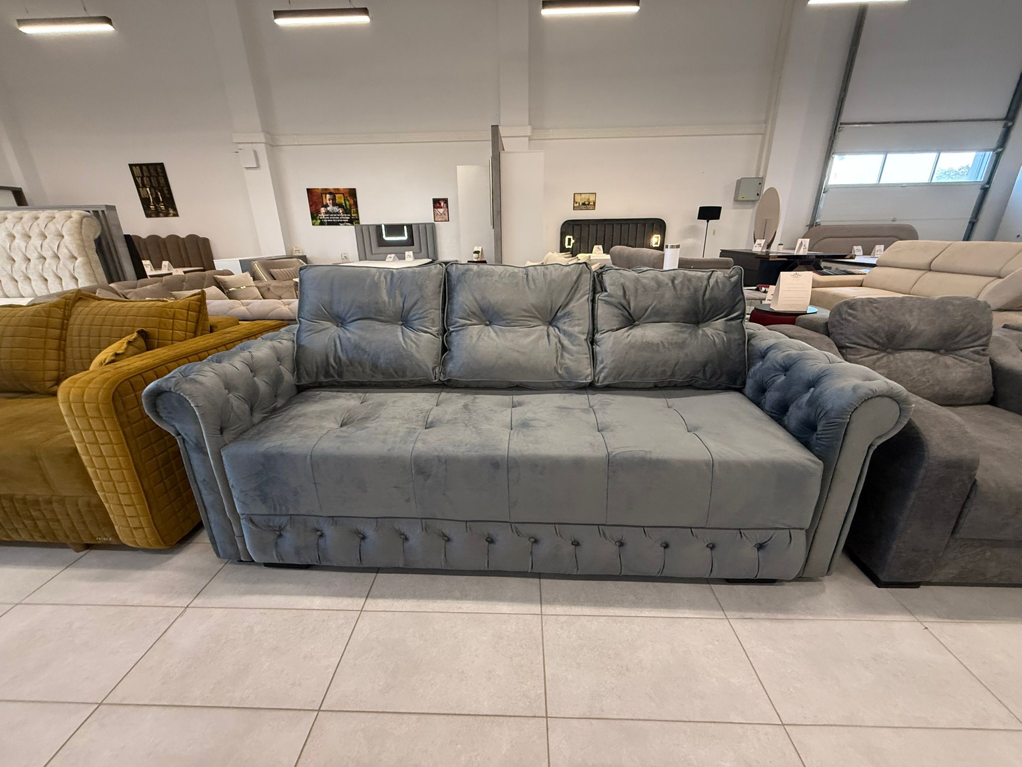 canapea fotografiata needitat in showroom, lumina amestecata