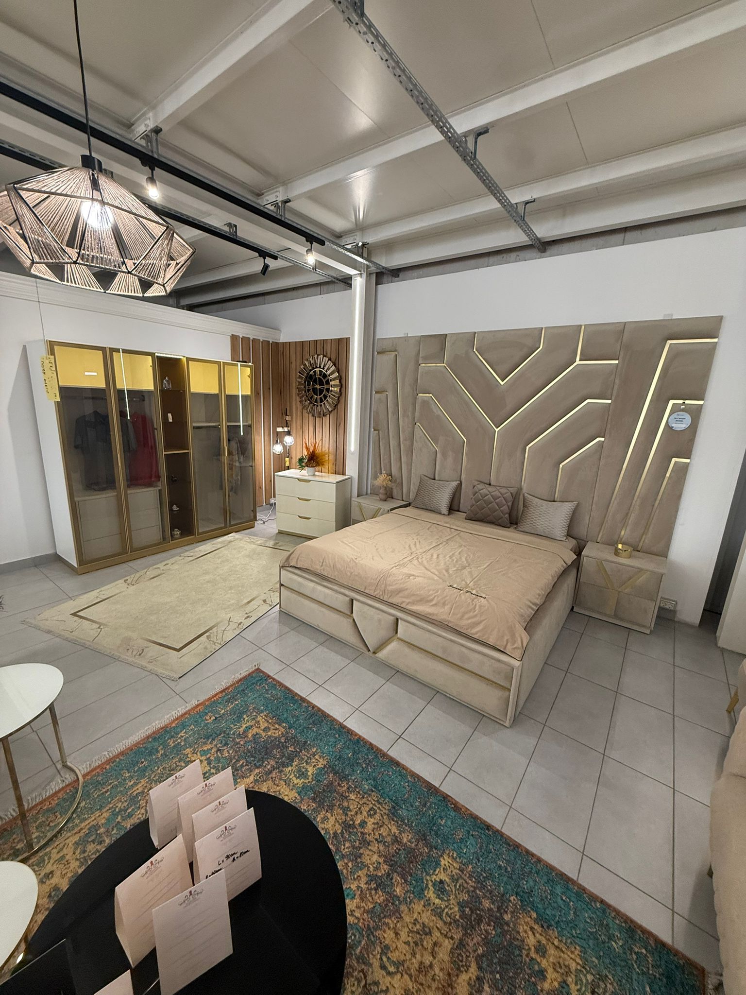 Fotografie de produs showroom mobilier inainte de editare