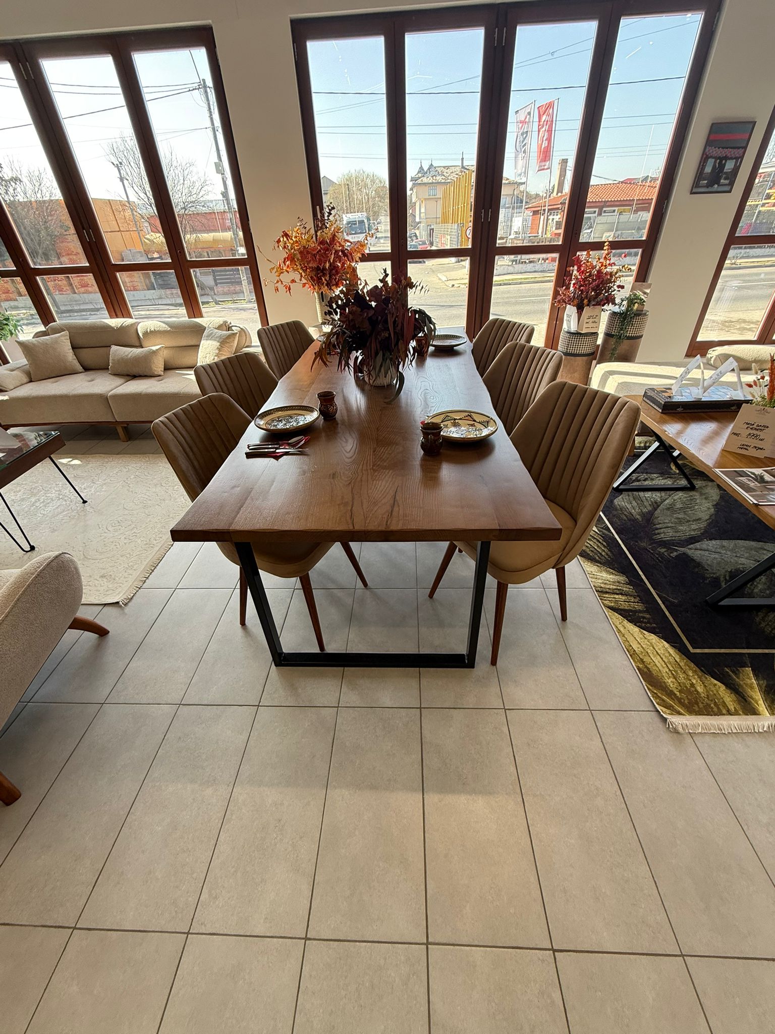 produs de mobilier fotografiat needitat, lumina laterala insuficienta