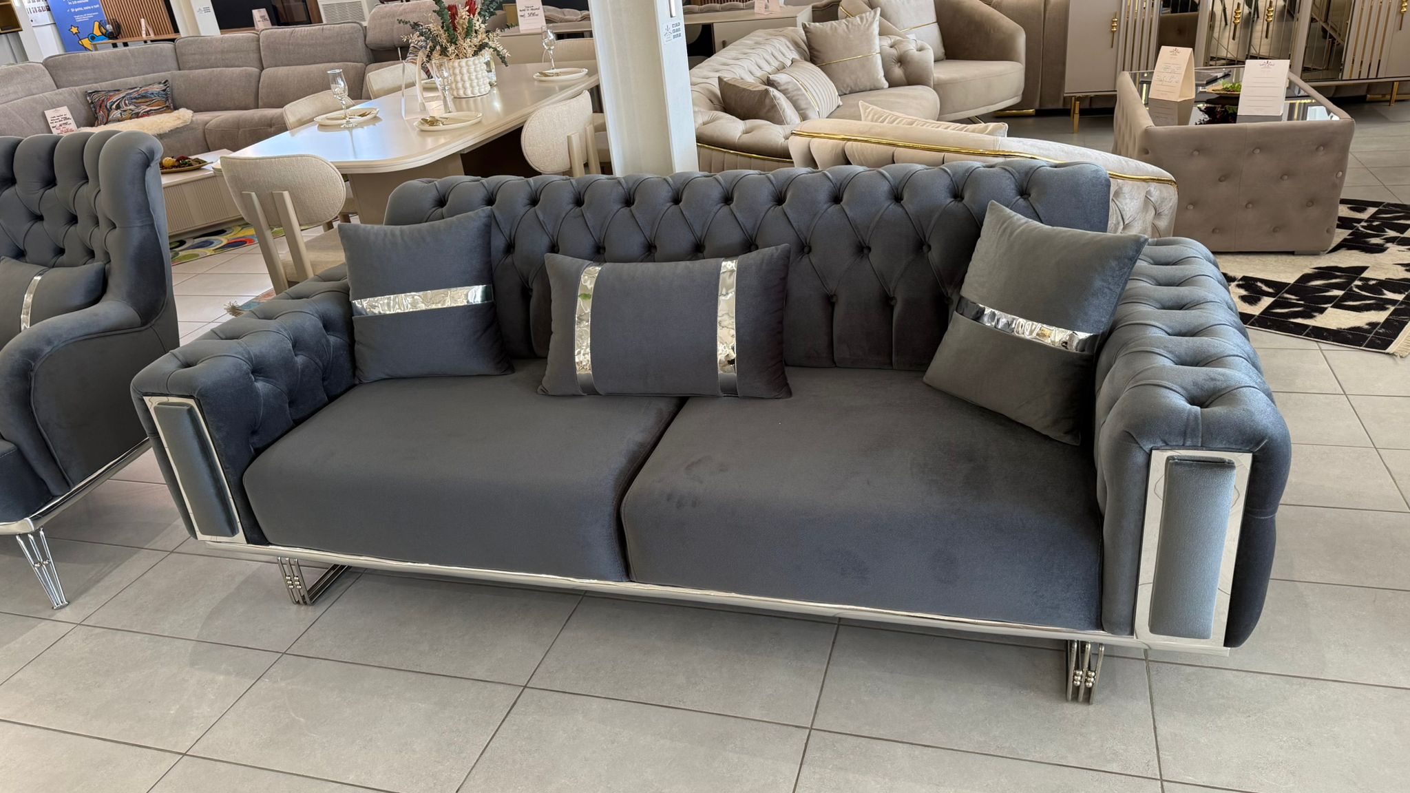 produs de showroom needitat, fundal gri si contur neclar