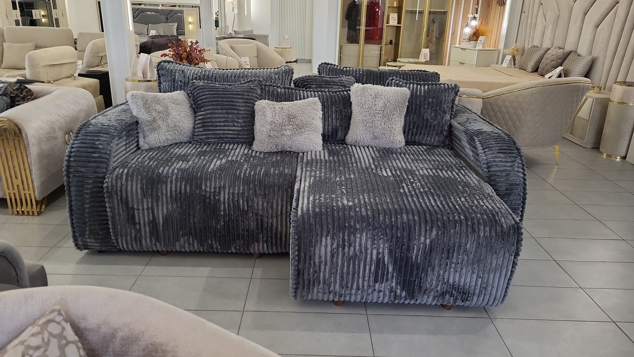 piesa needitata, fundal neuniform din showroom