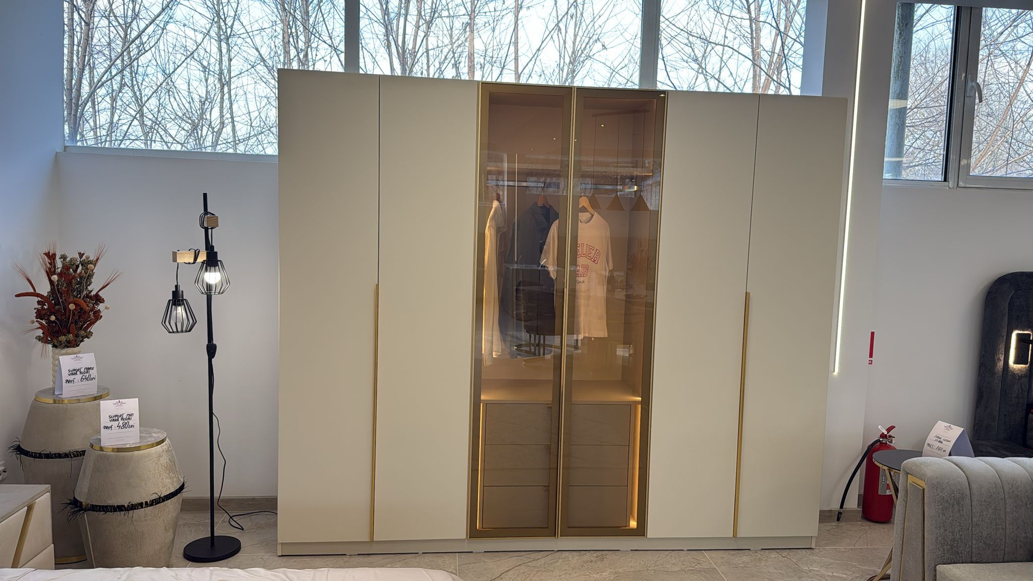 piesa needitata, fundal neuniform din showroom