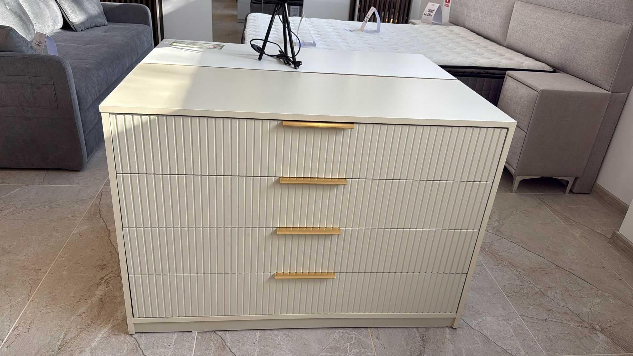 mobila de showroom 18 inainte de transformare